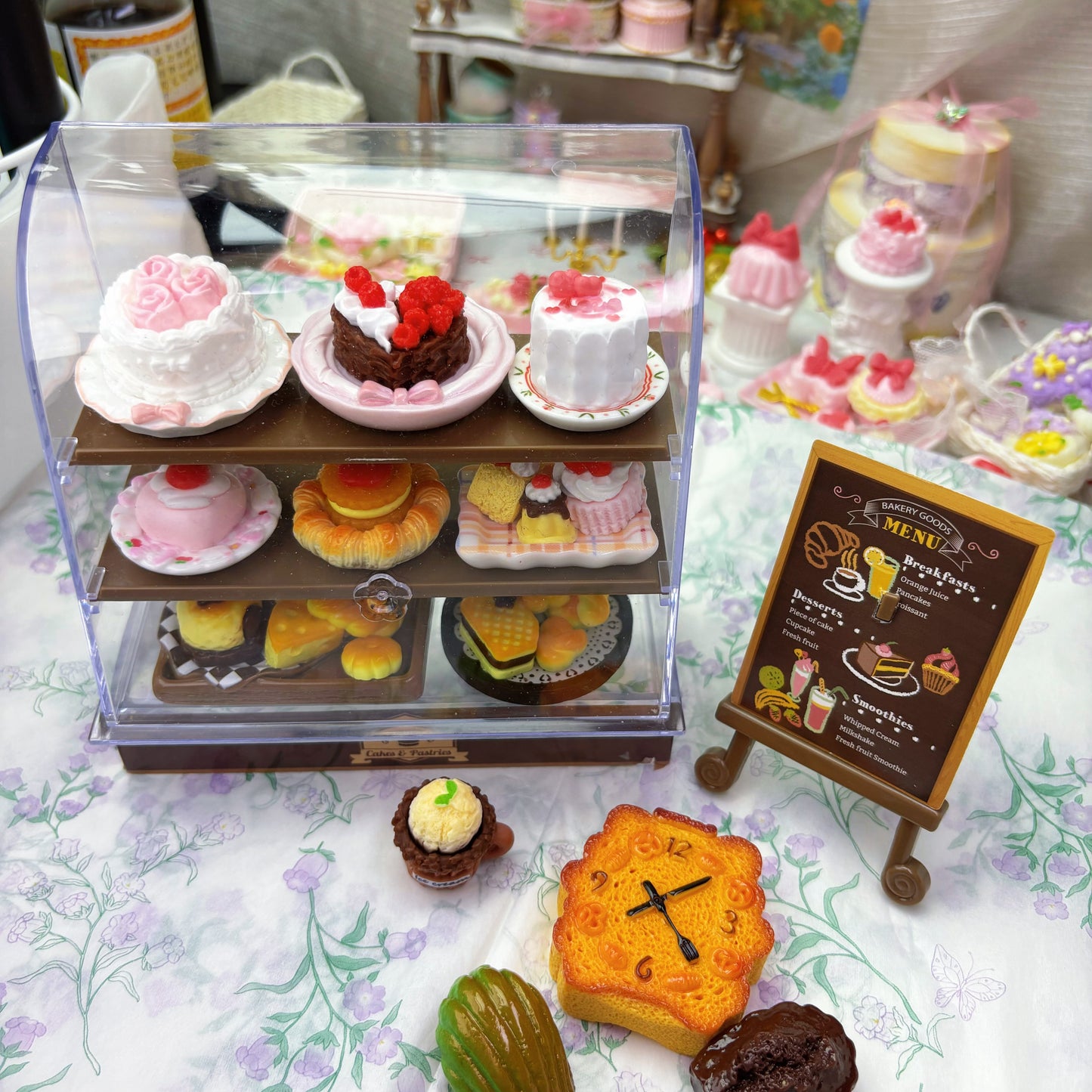 7 pcs mini squishy sticky stress relief toys &amp; plates set with cute styles and soft texture